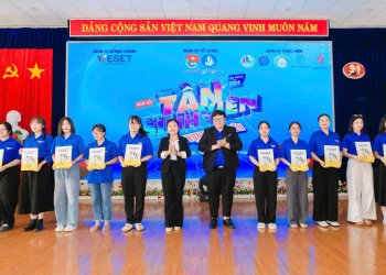 Học bổng cho tân sinh viên năm học mới